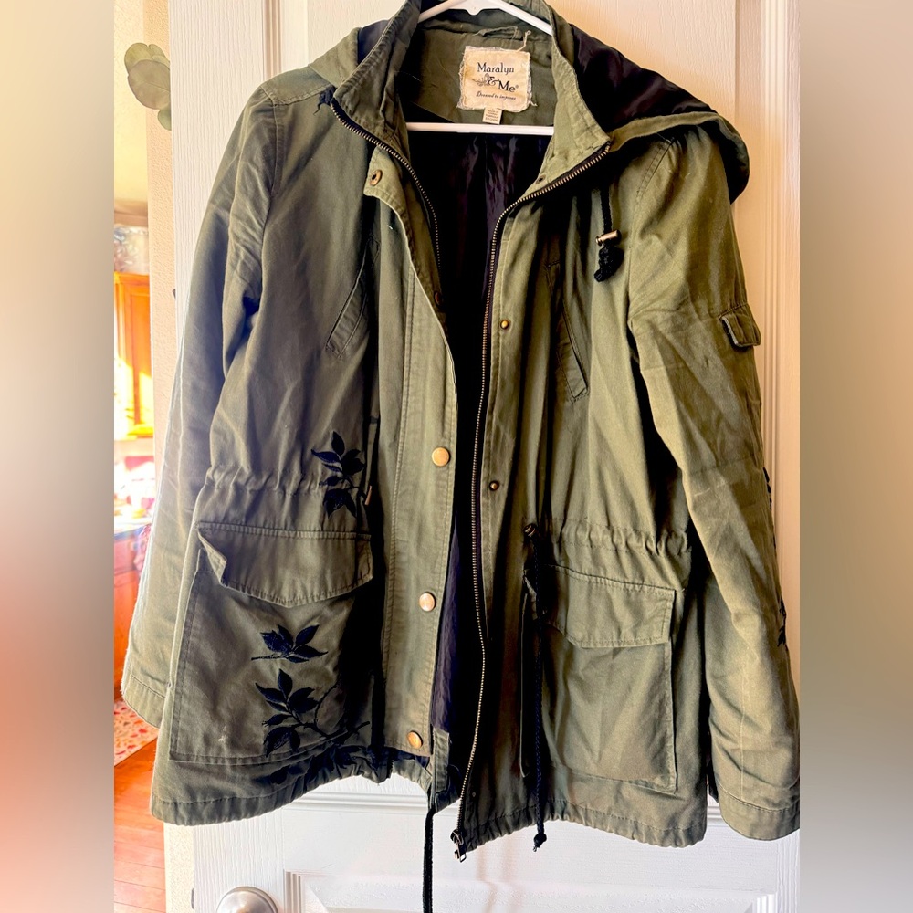 Lightweight Jacket Army Green color Sz Large Black Floral embroidery Like New